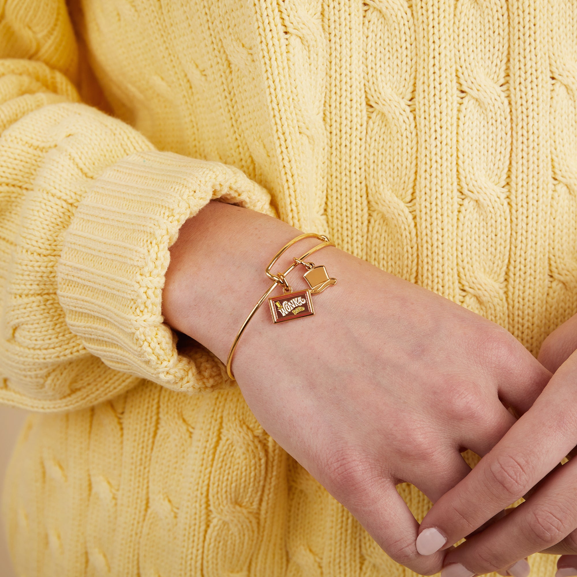 Willy-Wonka-Bar-Hat-Duo-Charm-Bangle-Gold-Model-AS21EBWW02SG.jpg