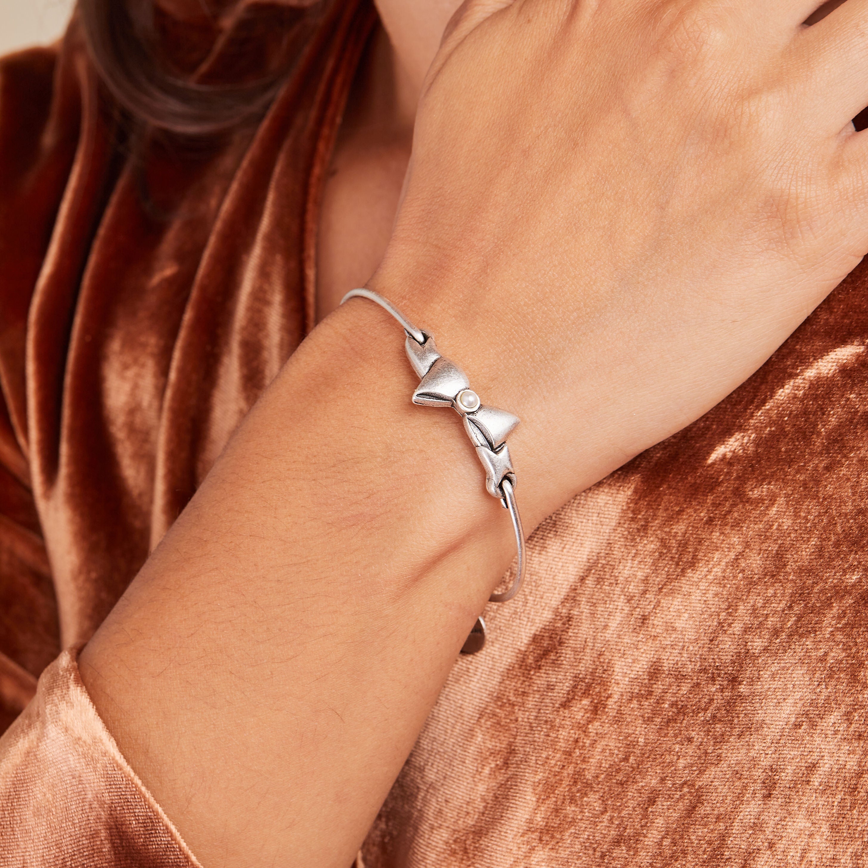 promise-bow-inline-charm-bangle-bracelet-A21EBPBWRS40311.jpg